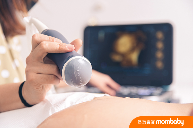 Professional,Ultrasound,Woman,Performing,A,4d,And,5d,Ultrasound,On